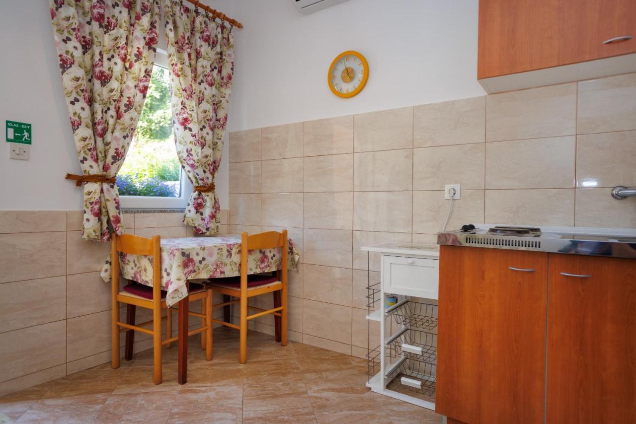 Apartment Studio Close To Sea Krk Town Exterior foto